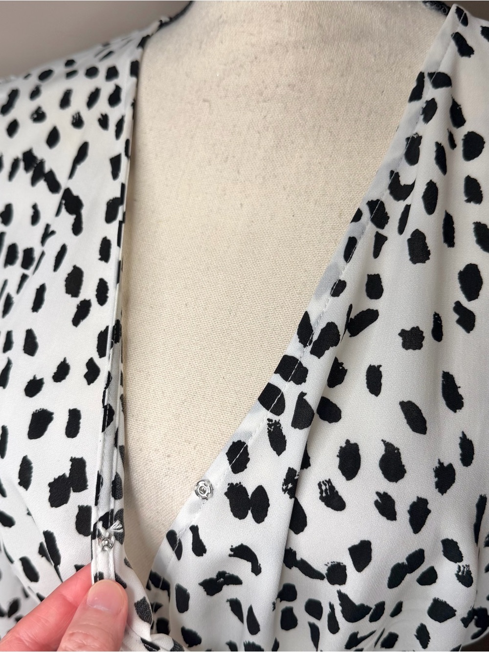 Petal & Pup Hyde Cheetah Tie Waist V-Neck Long Sleeve Maxi Dress 6 White Black - Picture 5 of 11